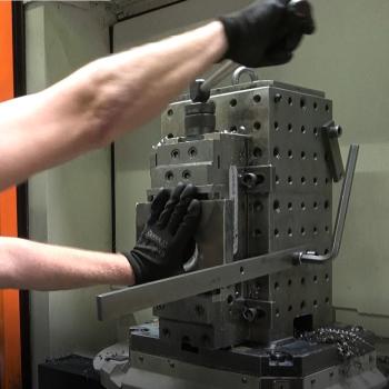 Operator plaatst metalen stuk in Mazak CNC machine